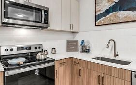 Spacious Castle W Gym Pool Free Parking I Walk To Dowtown N Broadway